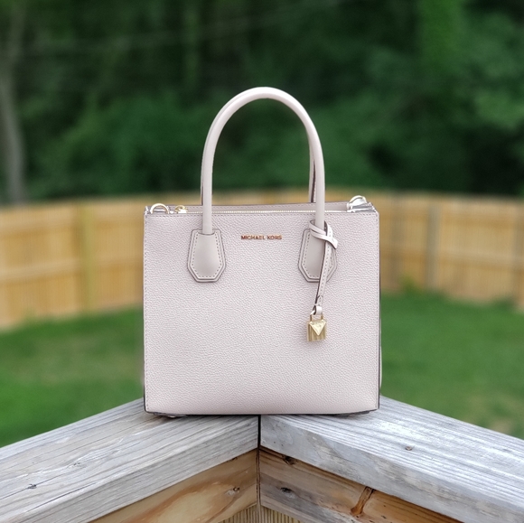 Michael Kors Handbags - ⚠️LAST 1⚠️Michael Kors Mercer MD Acrdion Conv Tote